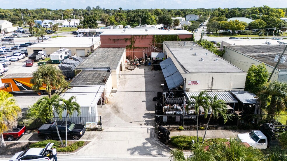 More Photos Of 3173 SE Railroad Ave, Stuart Service For Sale