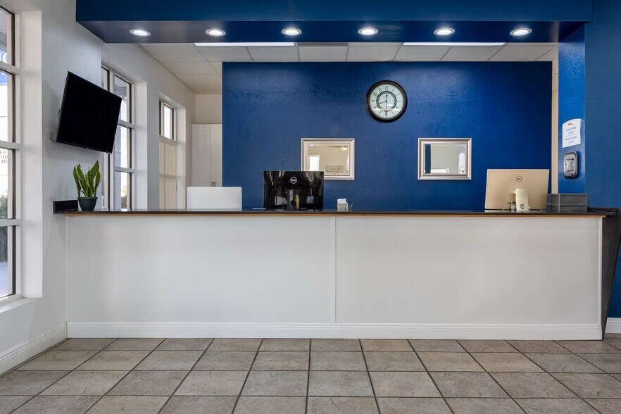 More Photos Of 2222 Highway 71, Marianna Hotel For Sale