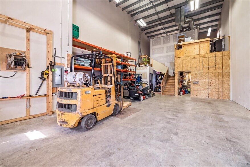 More Photos Of 280 Portage Clos, Sherwood Park Warehouse For Sale