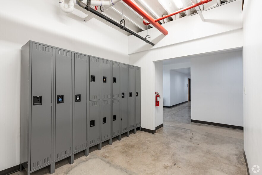 More Photos Of 2910 S Beckley Ave, Dallas Storefront Retail Office For Lease