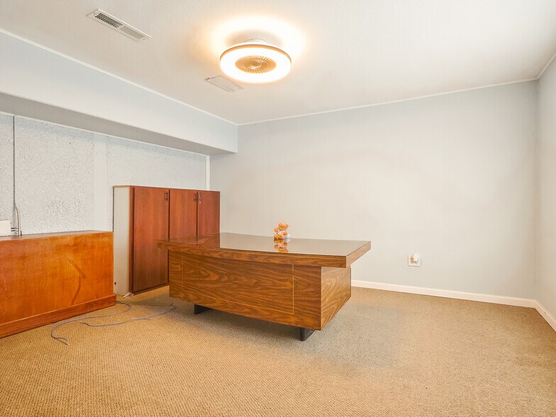 More Photos Of 401 S Ranchwood Blvd, Yukon Flex For Sale