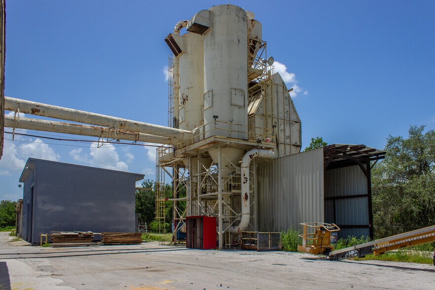 More Photos Of 310 Cypress Rd, Ocala Manufacturing For Sale