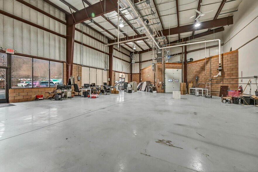 More Photos Of 1087 Federal Rd, Brookfield Warehouse For Lease