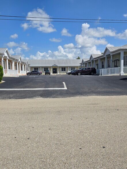 More Photos Of 5471 Lee St, Lehigh Acres Showroom For Lease
