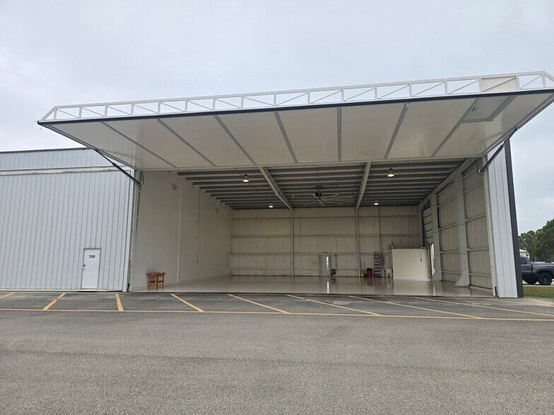 Primary Photo Of 711 Ramp Rd, Naples Airplane Hangar For Sale