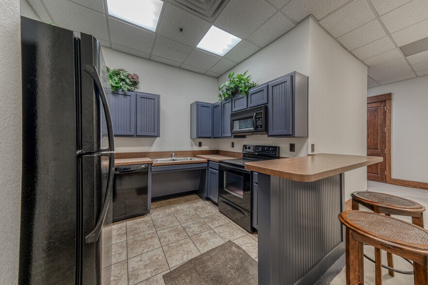More Photos Of 1916 Martin Dr, Weatherford Office For Lease