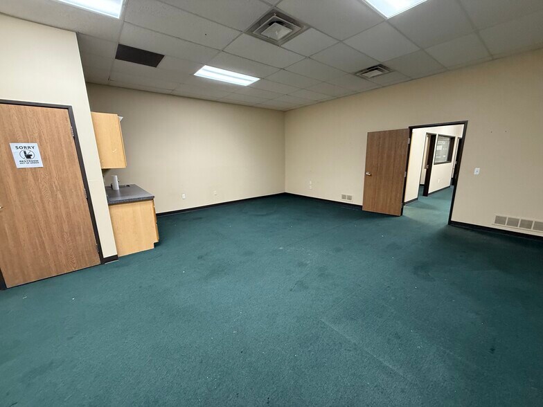 More Photos Of 43970-44002 Gratiot Ave, Clinton Township Unknown For Lease