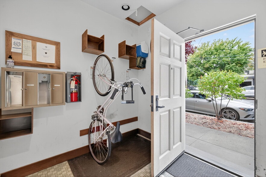 More Photos Of 3300 Broadway St, Sacramento Storefront Retail Office For Lease