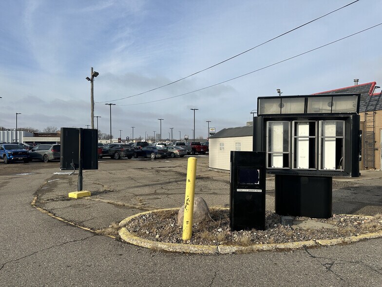 More Photos Of 1402 E College Dr, Marshall Fast Food For Lease