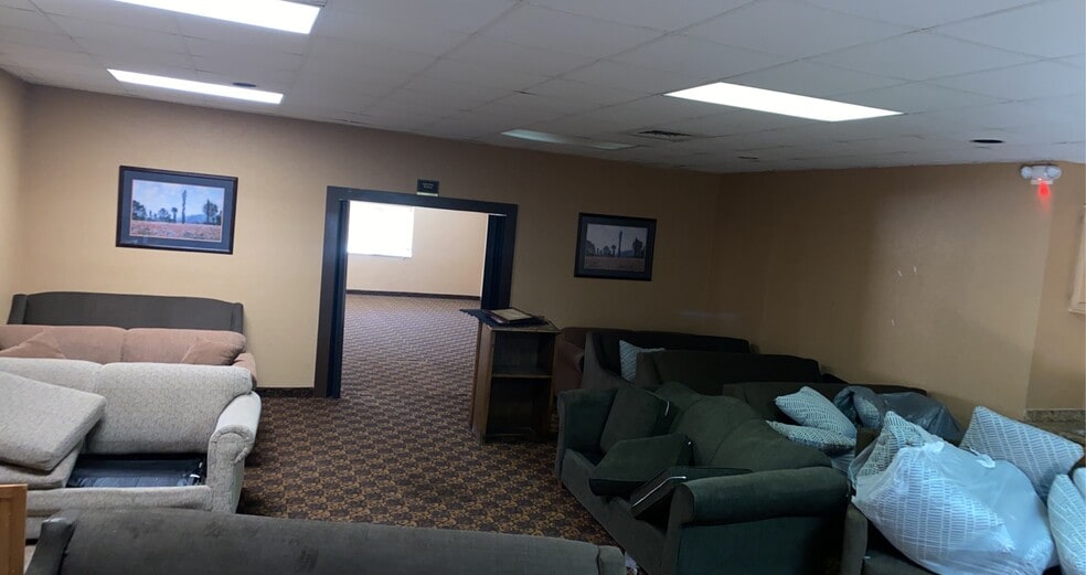 More Photos Of 11 Des Moines Ave, South Hutchinson Hotel For Sale