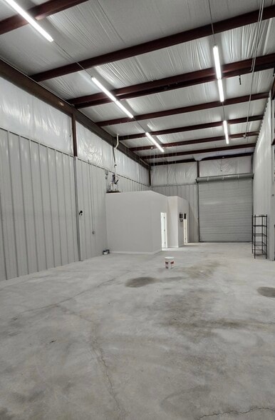 More Photos Of 314 Northridge Rd, Marble Falls Warehouse For Lease
