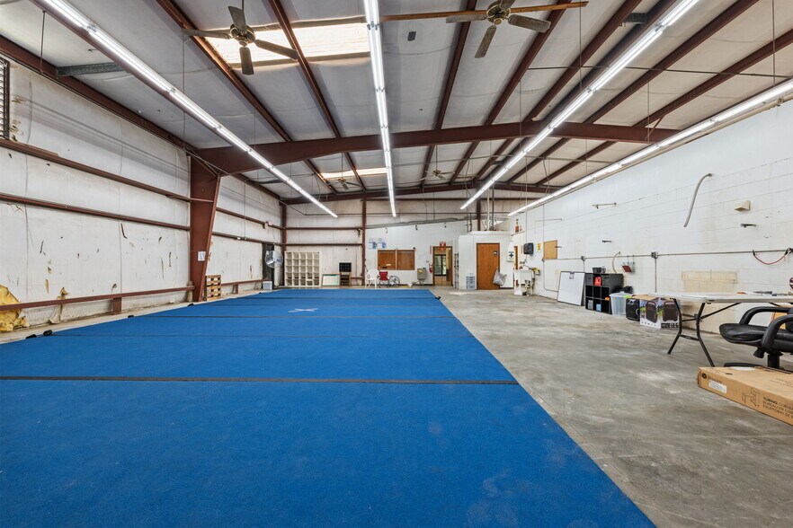 More Photos Of 2245 A Air Park Dr, Burlington Warehouse For Lease