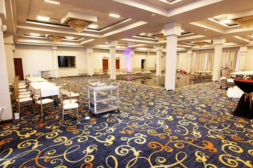 More Photos Of 1300 Irving Park Rd, Streamwood General Retail For Sale