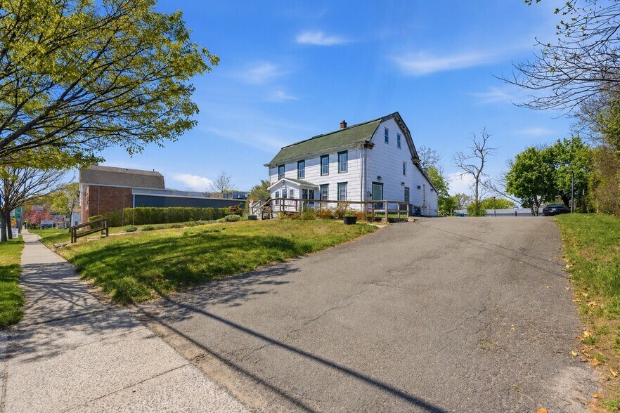 More Photos Of 1612 Main Rd, Riverhead Freestanding For Sale