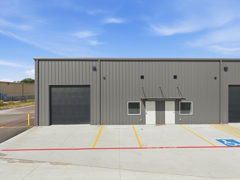 More Photos Of 109 - 117 Ava dr, Hewitt Warehouse For Lease