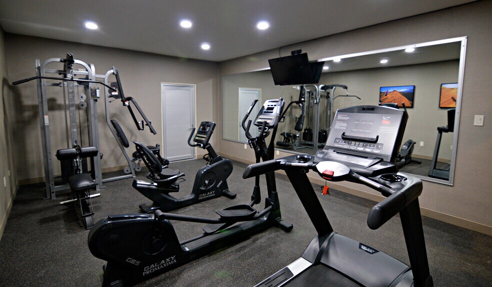 More Photos Of 810 Veterans Blvd, Del Rio Hotel For Sale