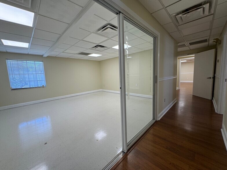 More Photos Of 4802-4942 W Gandy Blvd, Tampa Business Park For Lease