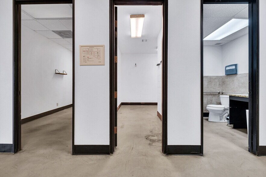 More Photos Of 550 N Golden Circle Dr, Santa Ana Office For Lease