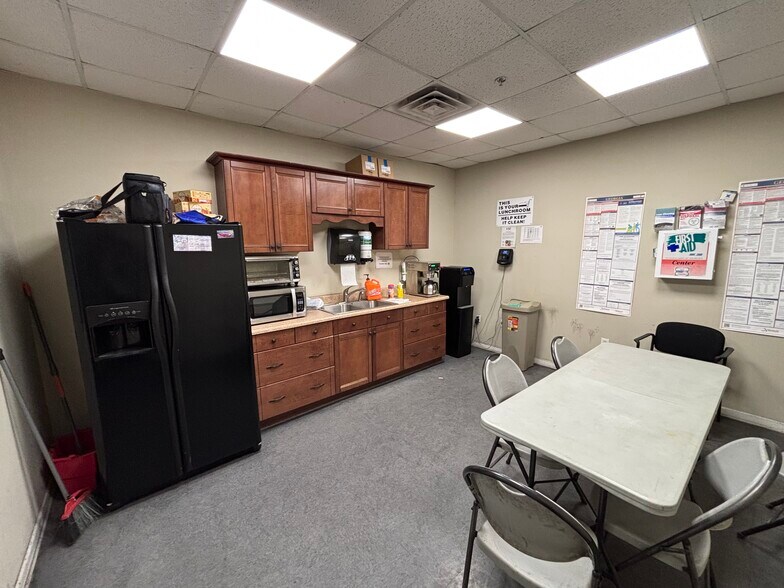 More Photos Of 1205 Alpha Dr, Alpharetta Warehouse For Lease