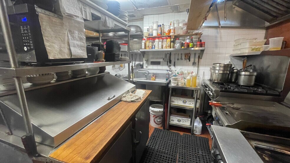 More Photos Of Manhattan Avenue Ave @ Norman Avenue, Brooklyn General Retail For Lease