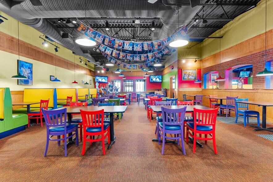 More Photos Of 850 Kepler Dr, Green Bay Restaurant For Sale