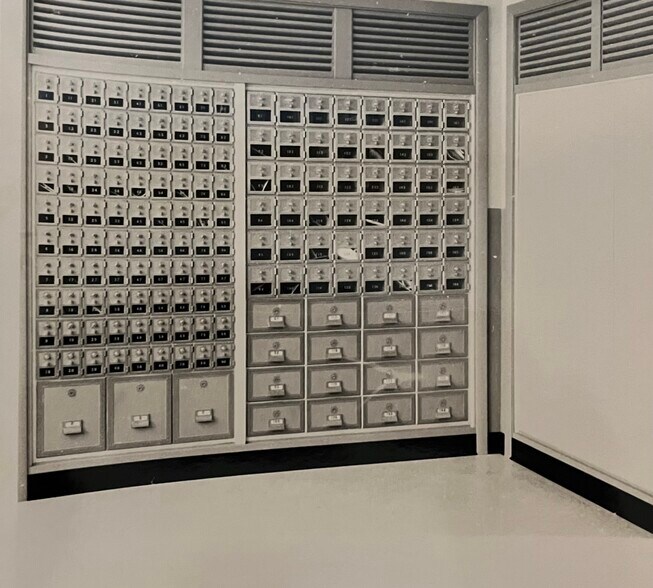 More Photos Of 215 E Division St, Amboy Post Office For Sale