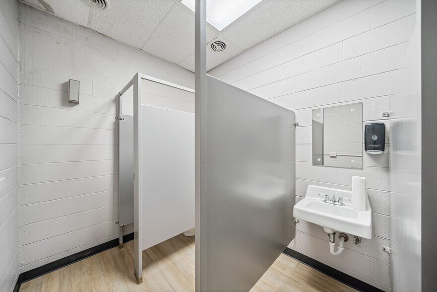 More Photos Of 201 W Poplar St, San Antonio Medical For Sale