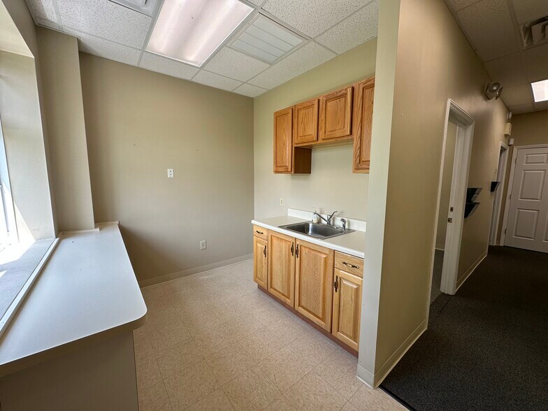 More Photos Of 4903 Starkey Rd, Roanoke Medical For Lease