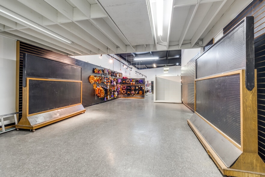 More Photos Of 4906 Don Dr, Dallas Flex For Sale