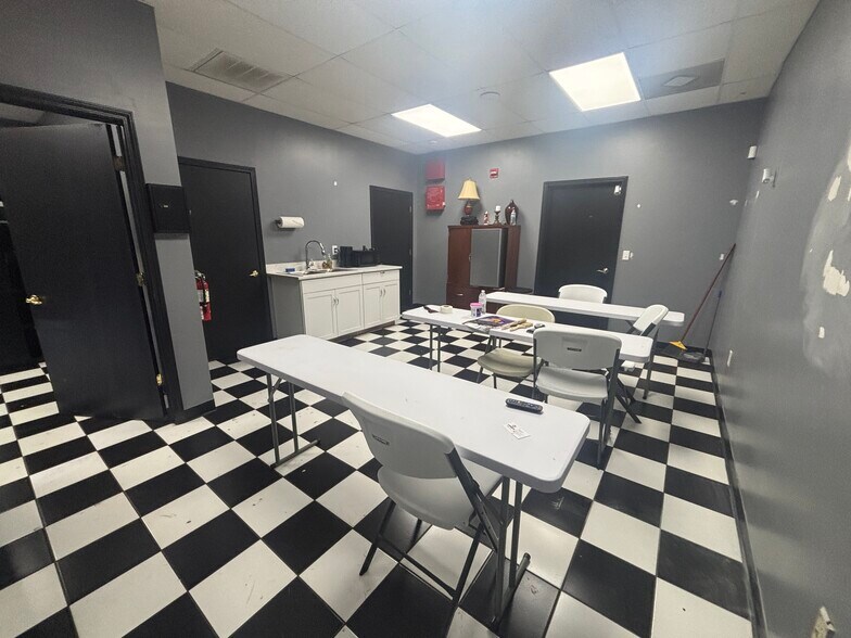More Photos Of 267 Lakewood Dr, Greenville Warehouse For Lease