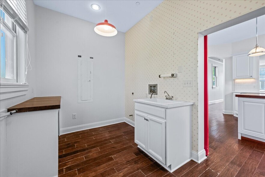 More Photos Of 1262 S 13th St, Omaha Storefront For Sale