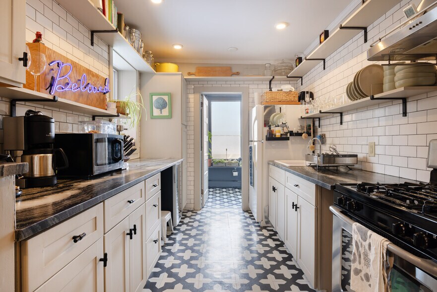 More Photos Of 43 N Front St, Kingston Restaurant For Sale