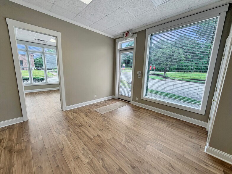 More Photos Of 208 Centre St, Pleasant View Office For Sale