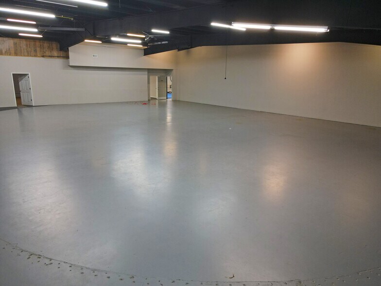 More Photos Of 3903 S Lamar Blvd, Oxford General Retail For Sale