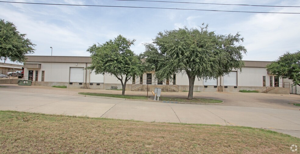More Photos Of 2364 Houston St, Grand Prairie Distribution For Sale