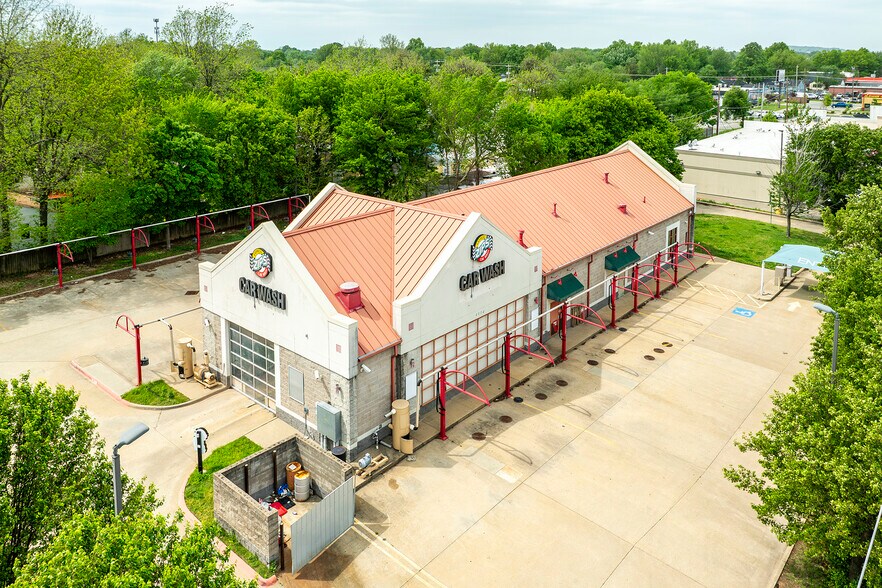 More Photos Of 1112 S Thompson St, Springdale Carwash For Sale