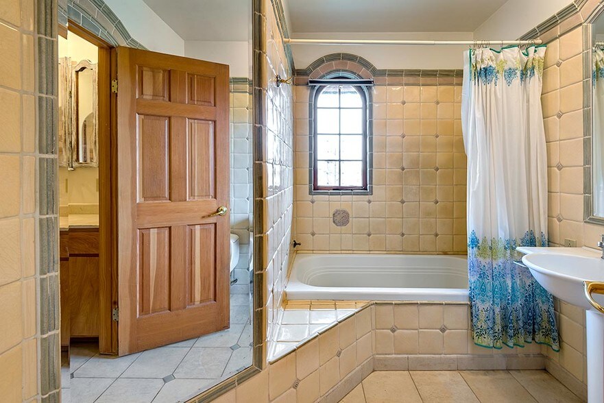 More Photos Of 75 Fremont Dr, Sonoma Storefront Retail Residential For Sale