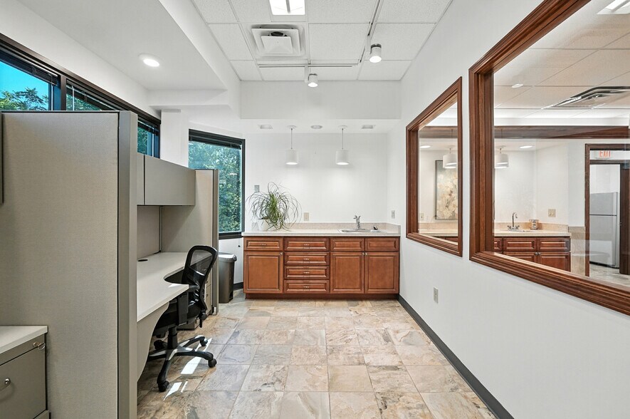 More Photos Of 5636 Bridgetown Rd, Cincinnati Medical For Sale