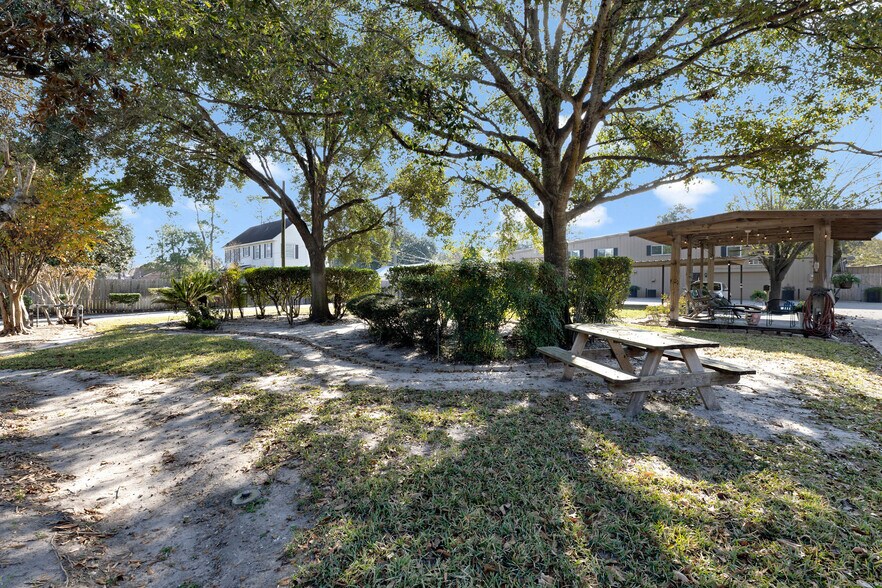 More Photos Of 7648 Broadview Dr, Houston Apartments For Sale