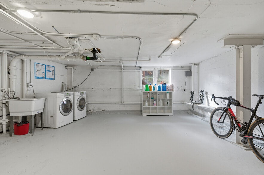 More Photos Of 8008 Greenwood Ave N, Seattle Apartments For Sale