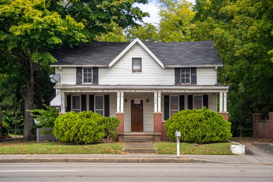 More Photos Of 226 E Main St, Sevierville Freestanding For Sale