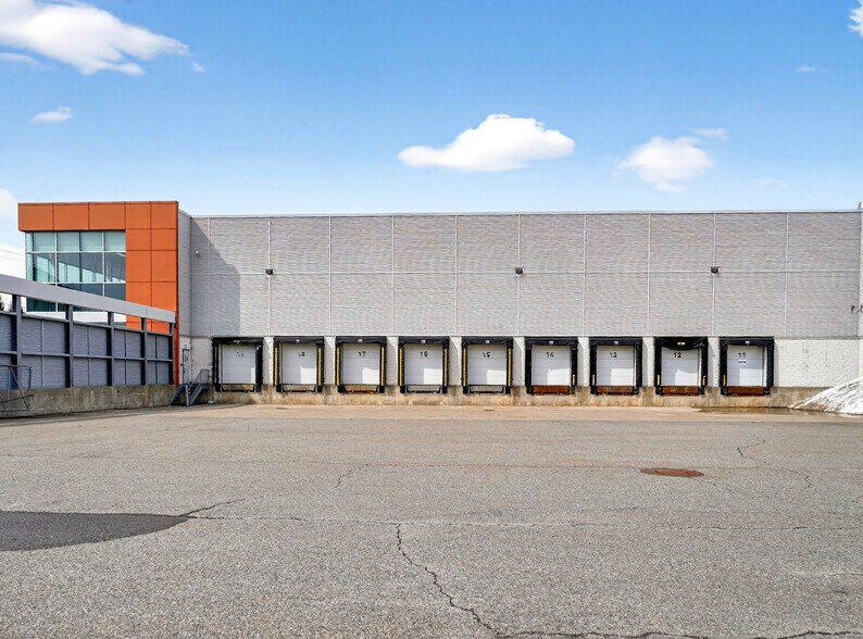 More Photos Of 235 Rue Isabey, Montréal Warehouse For Lease