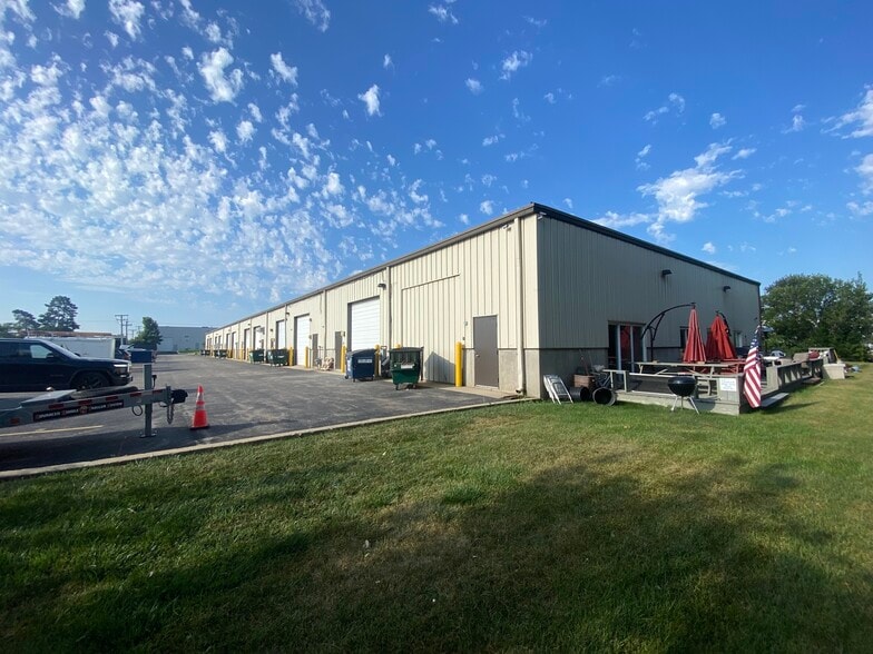 More Photos Of 28144 W Industrial Ave, Lake Barrington Flex For Lease