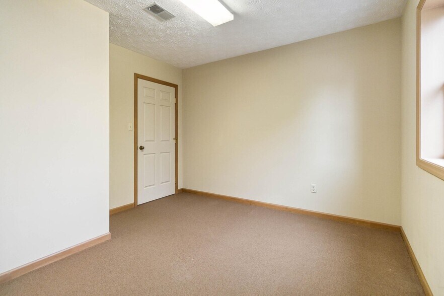 More Photos Of 1509 1/2 Lexington Rd, Richmond Office Residential For Lease