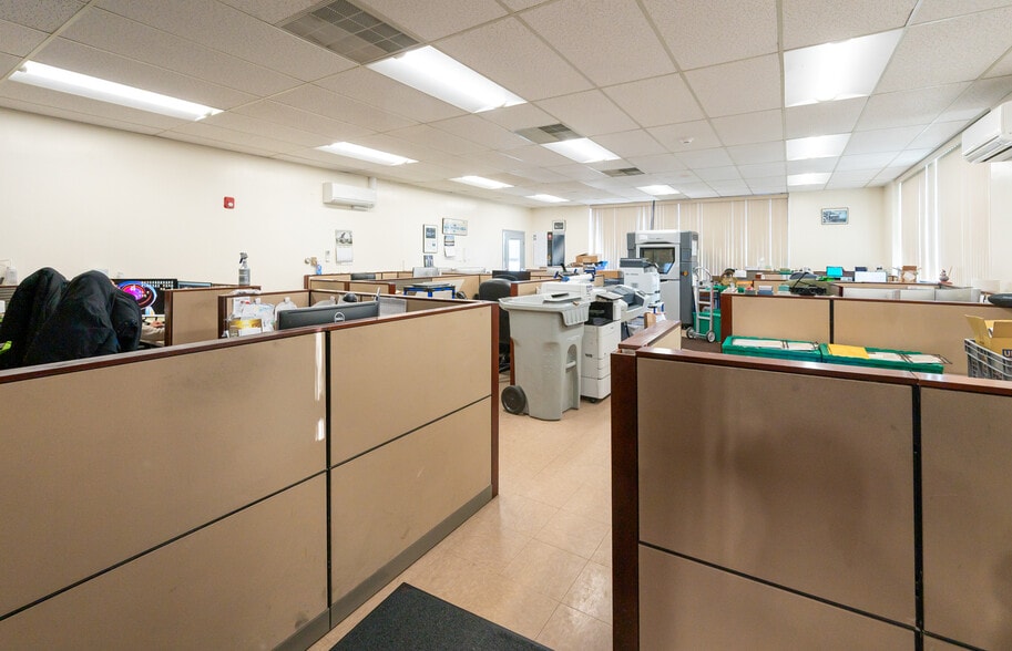 More Photos Of 116 Parker St, Newburyport Manufacturing For Sale