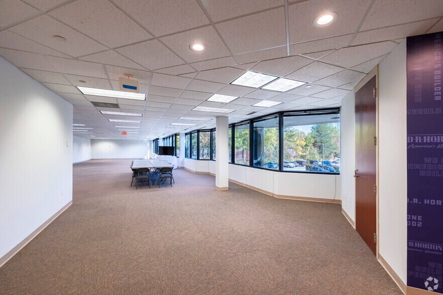 More Photos Of 2820 Waterford Lake Dr, Midlothian Office For Lease