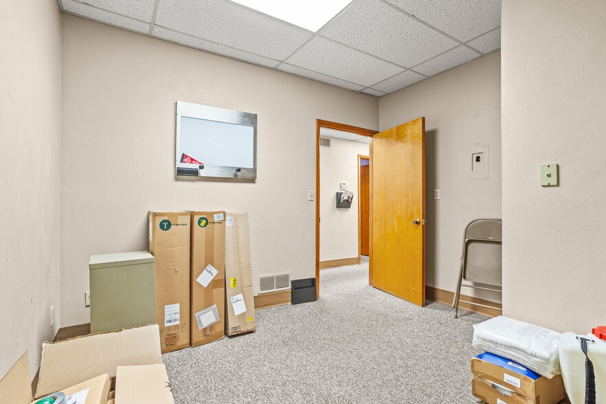 More Photos Of 105 Sycamore St, Medway Medical For Sale