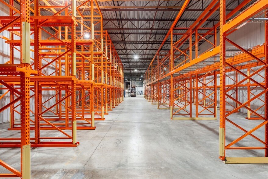 More Photos Of 1225 Rue Bergar, Laval Warehouse For Lease