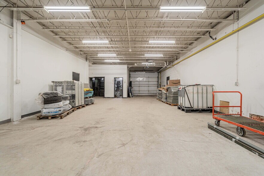 More Photos Of 8515 Av 9e, Montréal Light Manufacturing For Lease