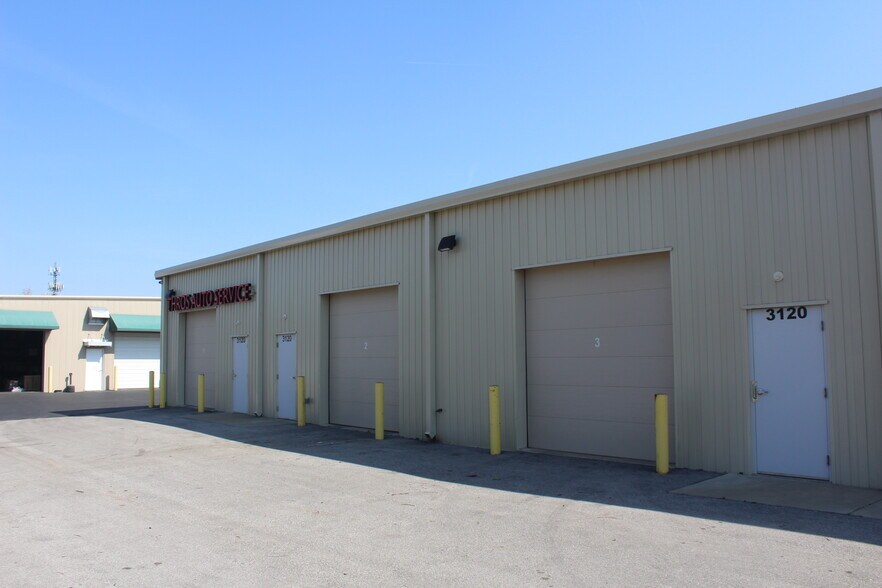 More Photos Of 3116 Lumina Pky, Saint Charles Showroom For Lease